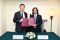 Prof. Joseph Sung (left), Vice-Chancellor of CUHK, signs a partnership agreement with Prof. Wu Weishan, Director of National Art Museum of China